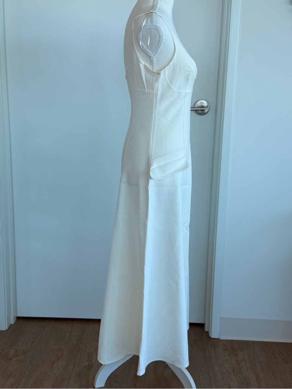 Classic Ivory Sleeveless Midi Dress - Picture 4 of 9
